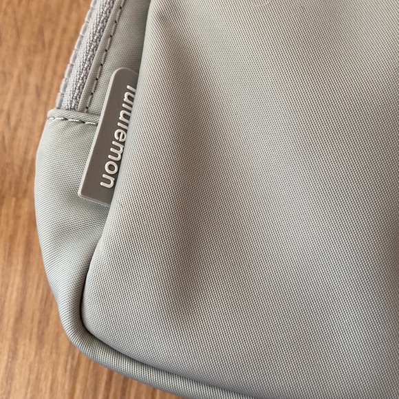 ❤️ Lululemon Large Everywhere Bag in Silver Drop NWT - Picture 5 of 7